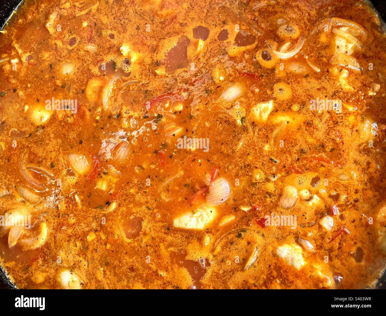 Soupe de légumes copieux avec maïs et citrouille mijotant dans une casserole - Image de stock capturée avec un smartphone