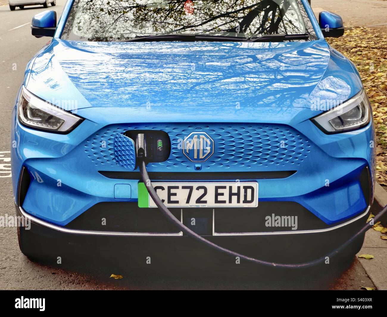 Cardiff, pays de Galles - novembre 2022 : voiture ÉLECTRIQUE MG branchée dans une station de charge rapide dans une rue près du centre-ville Banque D'Images
