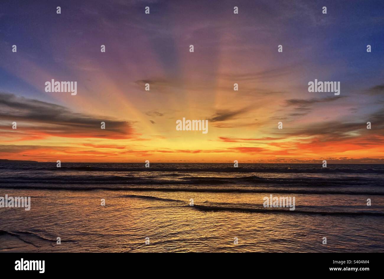 Coucher de soleil sur la mer à Bali Banque D'Images