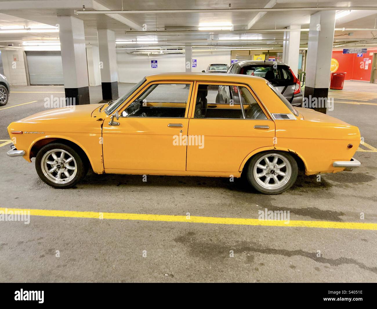 Un Datsun jaune vintage 510. Banque D'Images