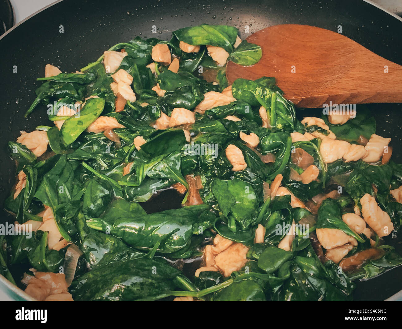 Sautés aux épinards avec du poulet - Image de stock capturée avec un smartphone