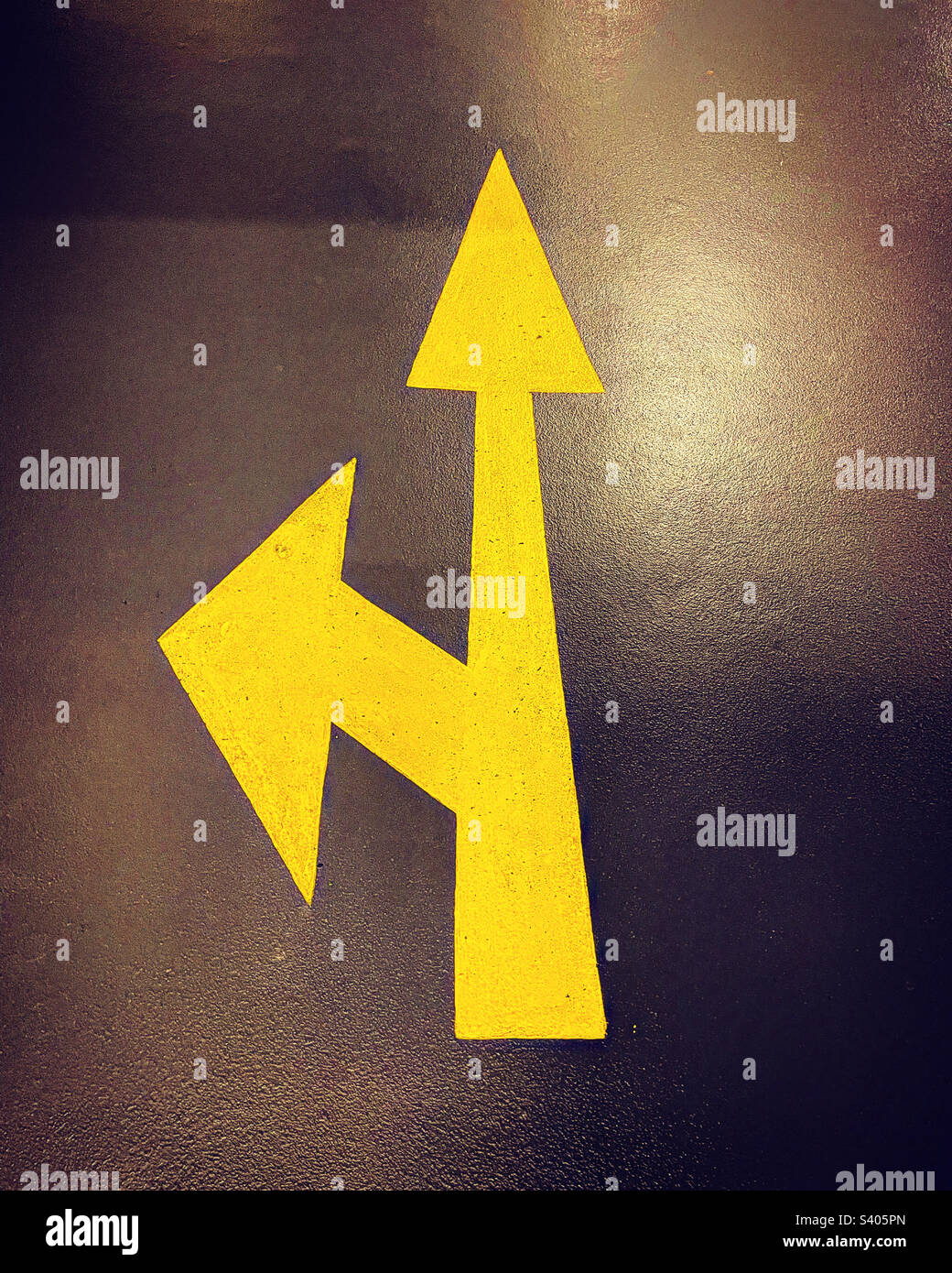 flèche jaune donnant le choix de changer de direction Banque D'Images