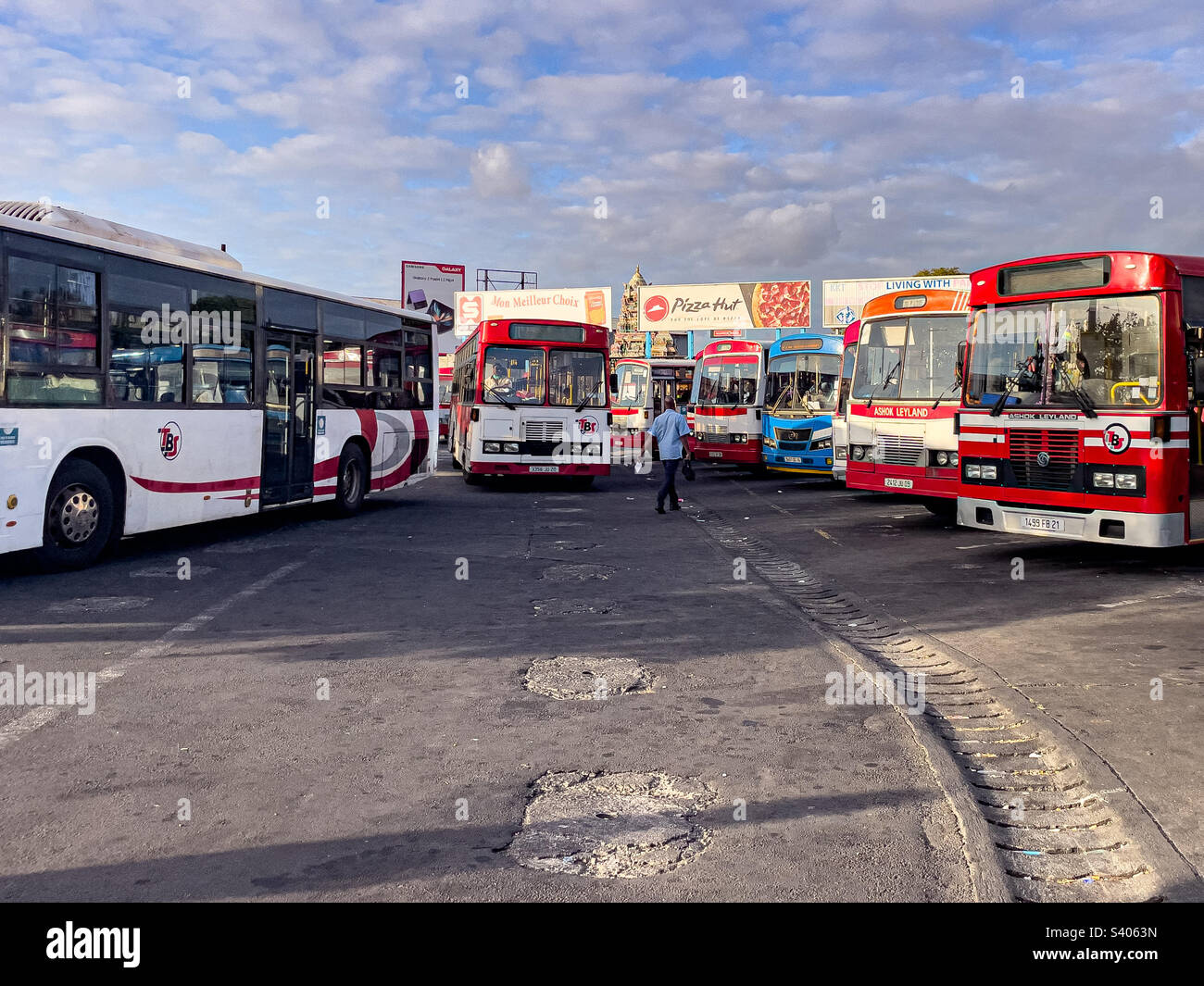 Bus publics garés dans la gare routière de la ville, Port Louis, Maurice - Image de stock capturée avec un smartphone