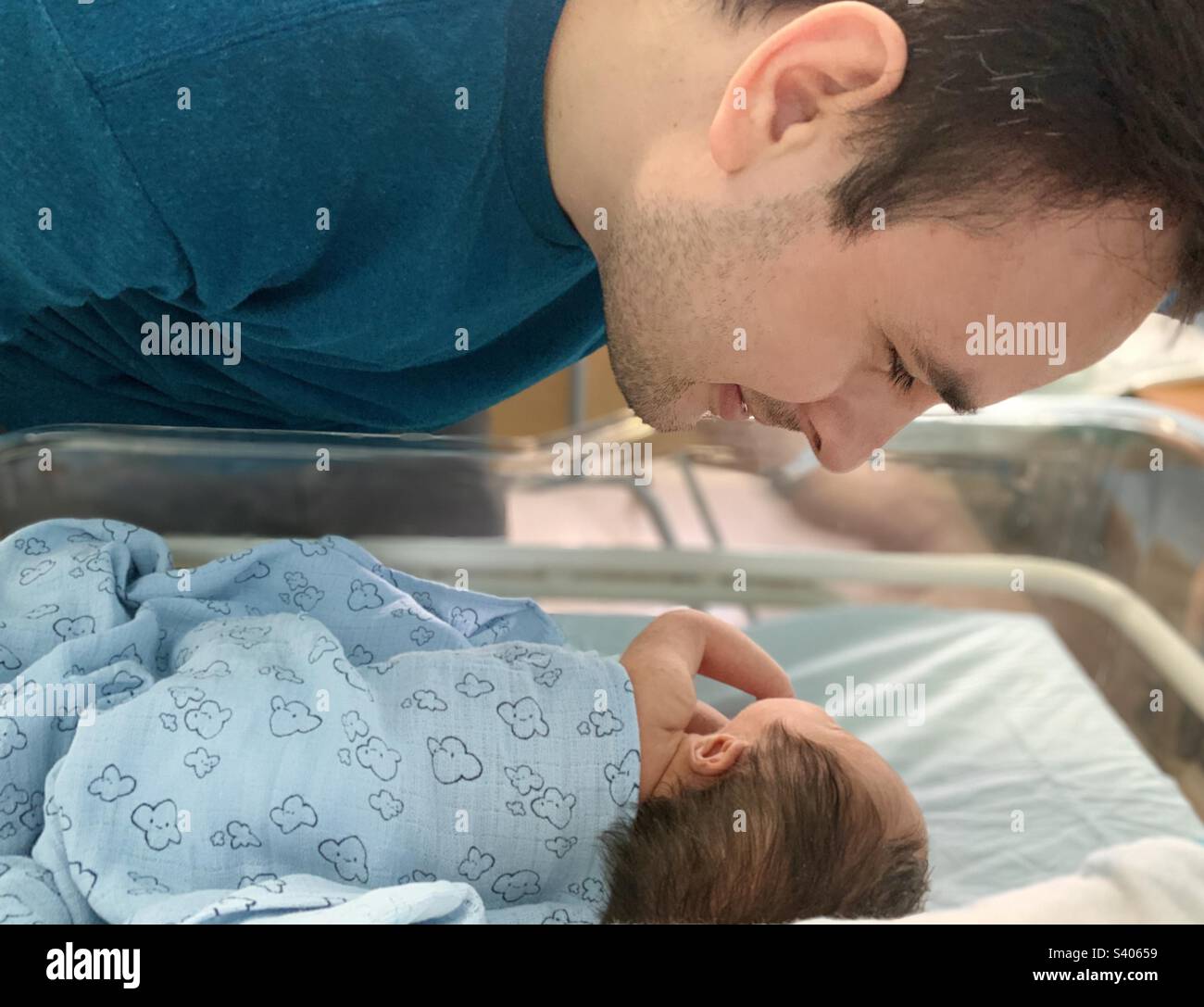 Père regardant le nouveau-né dormir à l'hôpital. premier père plein d'amour. nouveau papa - Image de stock capturée avec un smartphone