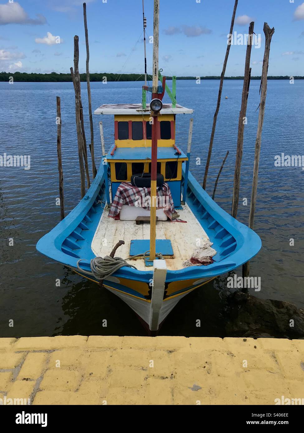 Bateau de pêche sur la rivière Caravelas, Bahia, Brésil - Image de stock capturée avec un smartphone