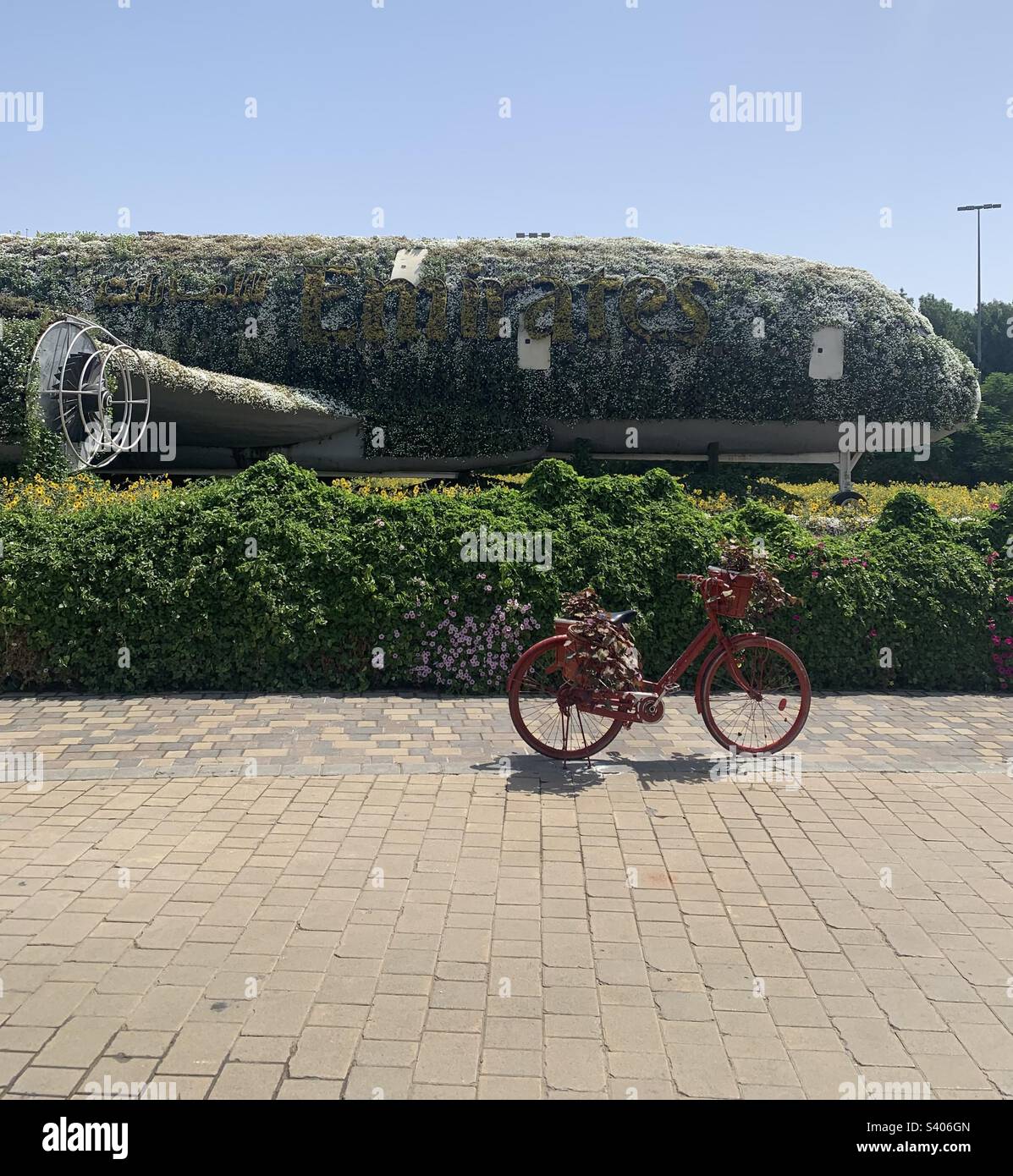 Dubaï, Émirats arabes Unis - 3 juin 2022 : créations florales exposées au jardin du Miracle de Dubaï, le plus grand jardin de fleurs naturelles du monde - Image de stock capturée avec un smartphone