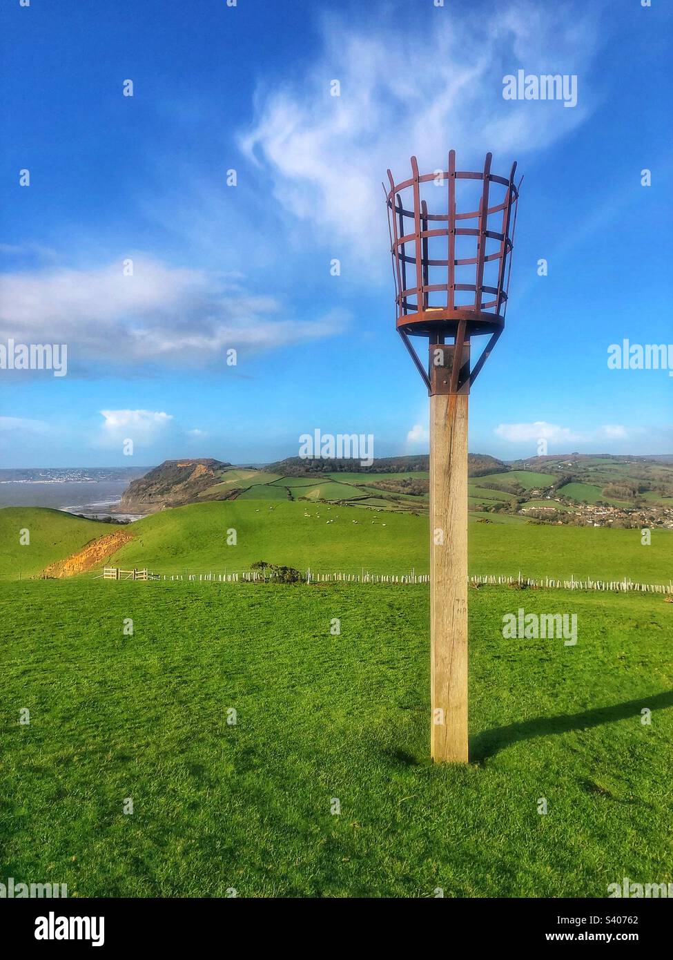 Signal basket sur Thorncombe Beacon Hill sur la côte jurassique en regardant vers Seatown Bridport dans Dorset Royaume-Uni - Image de stock capturée avec un smartphone