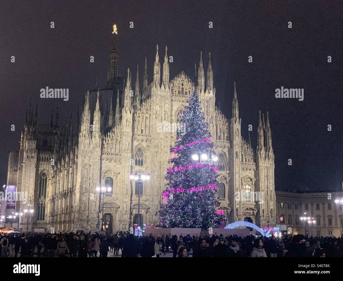 Sapin de Noël sur la Piazza Duomo. Milan, Italie - Image de stock capturée avec un smartphone