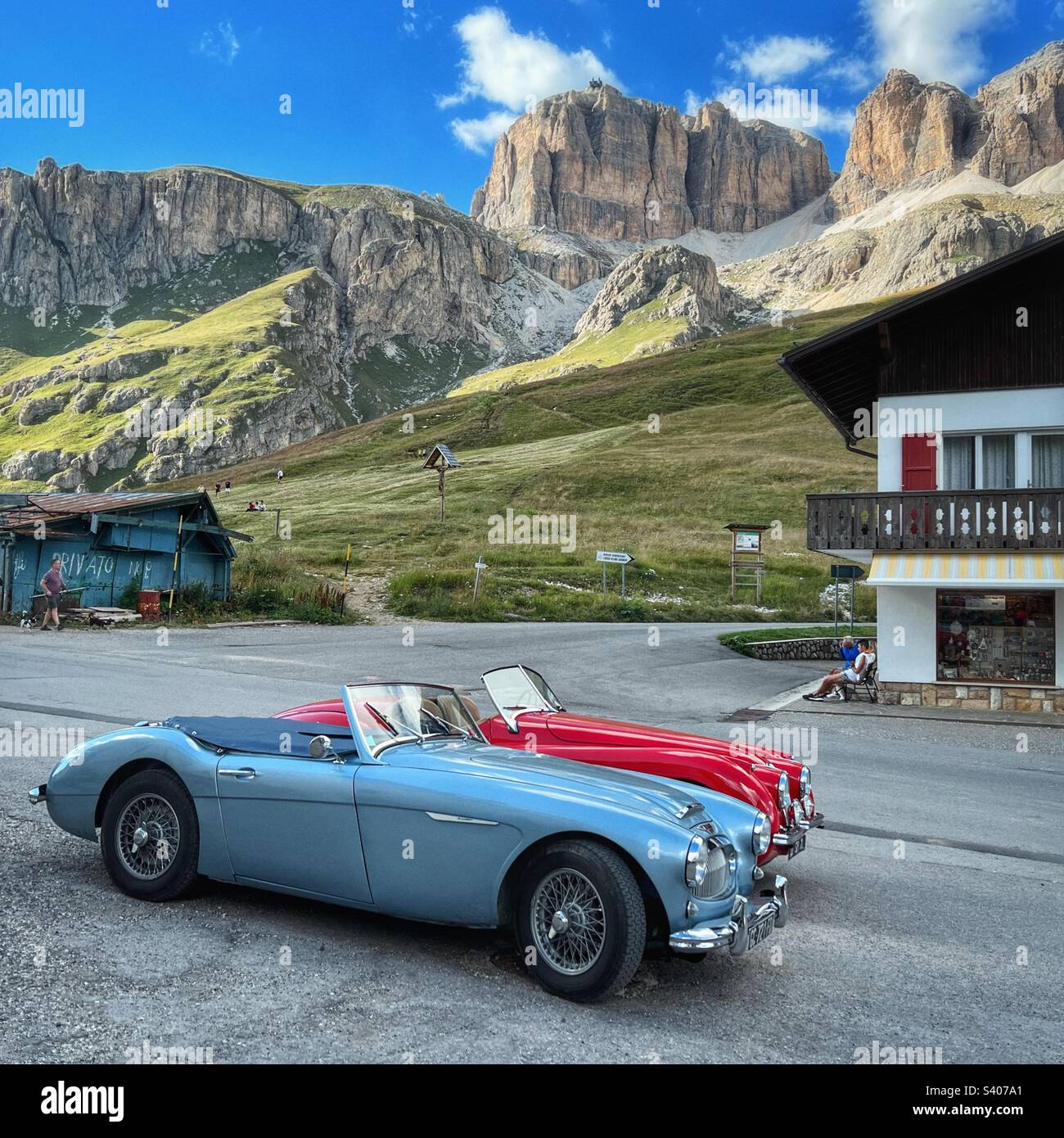 Une voiture classique Austin Healey et Jaguar au col de Pordoi, Dolomites. Italie Banque D'Images