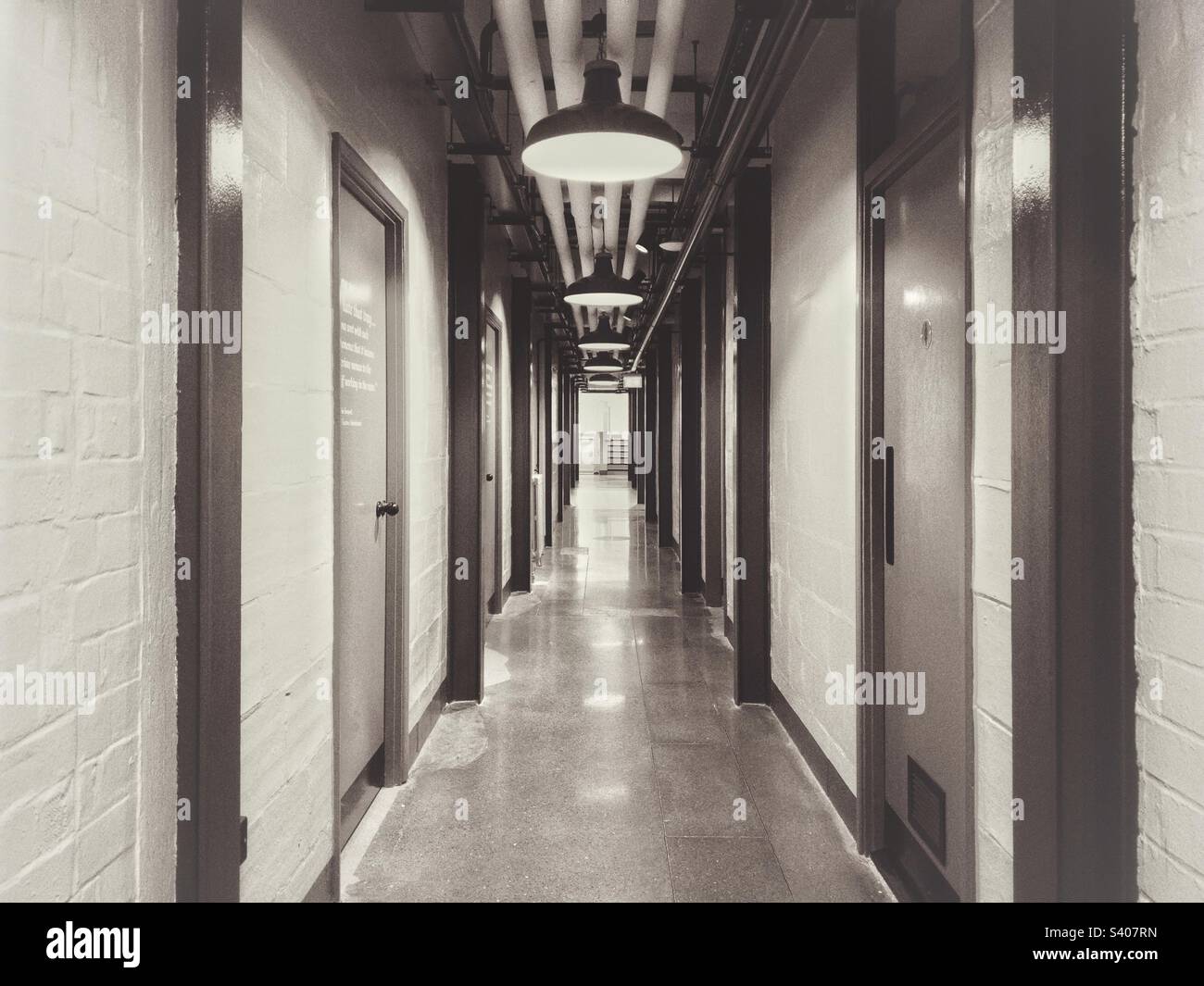 Couloir faiblement éclairé avec murs en briques peintes - Image de stock capturée avec un smartphone
