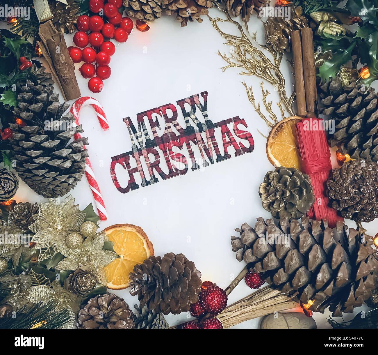 Un affichage festif autour des lettres tartan qui indique Joyeux Noël Banque D'Images
