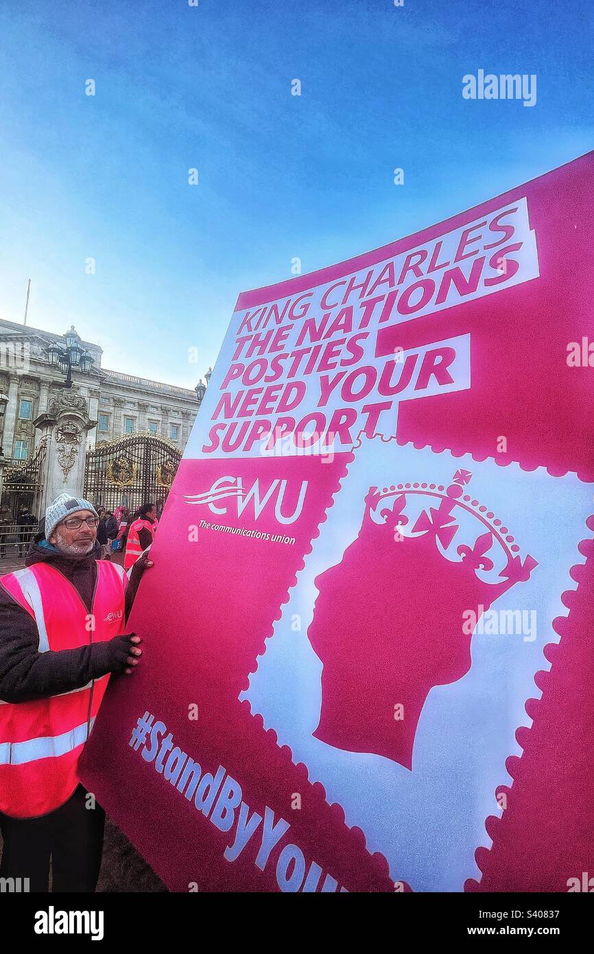 Le Syndicat des travailleurs et travailleuses des communications (UCF) a remis une carte au Palais de Buckingham demandant le soutien du roi Charles III dans son différend avec la direction du Royal Mail. Londres, décembre 2022. - Image de stock capturée avec un smartphone