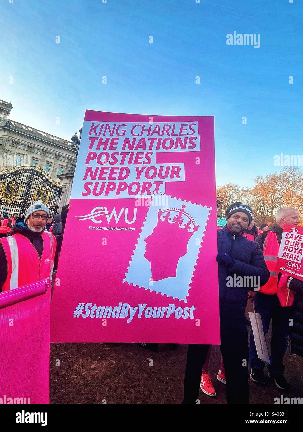 Le Syndicat des travailleurs et travailleuses des communications (UCF) a remis une carte au Palais de Buckingham demandant le soutien du roi Charles III dans son différend avec la direction du Royal Mail. Londres, décembre 2022. - Image de stock capturée avec un smartphone