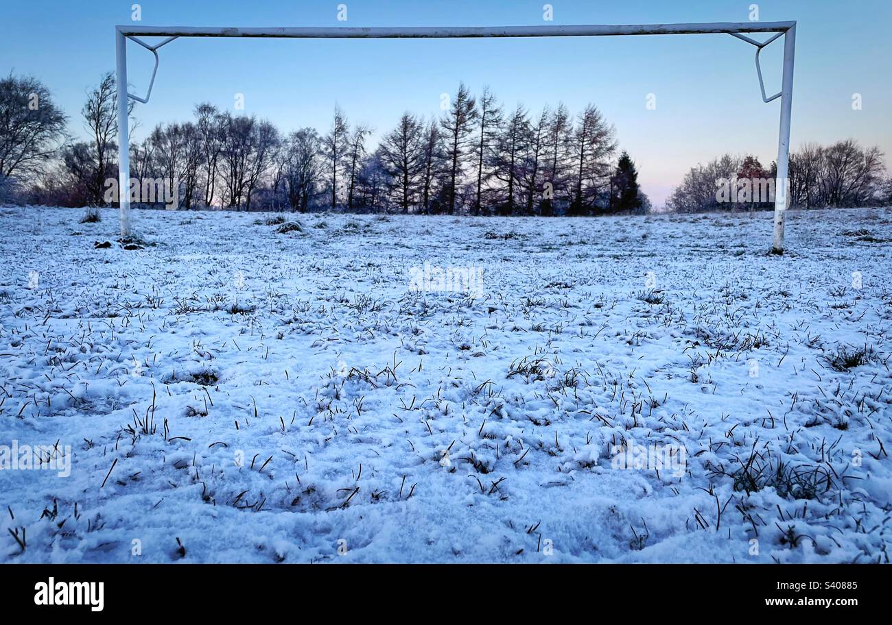 La neige ‘GAME OFF’ couvre les terrains de jeu d’un terrain de football local, ce qui entraîne un report de la fixation Banque D'Images