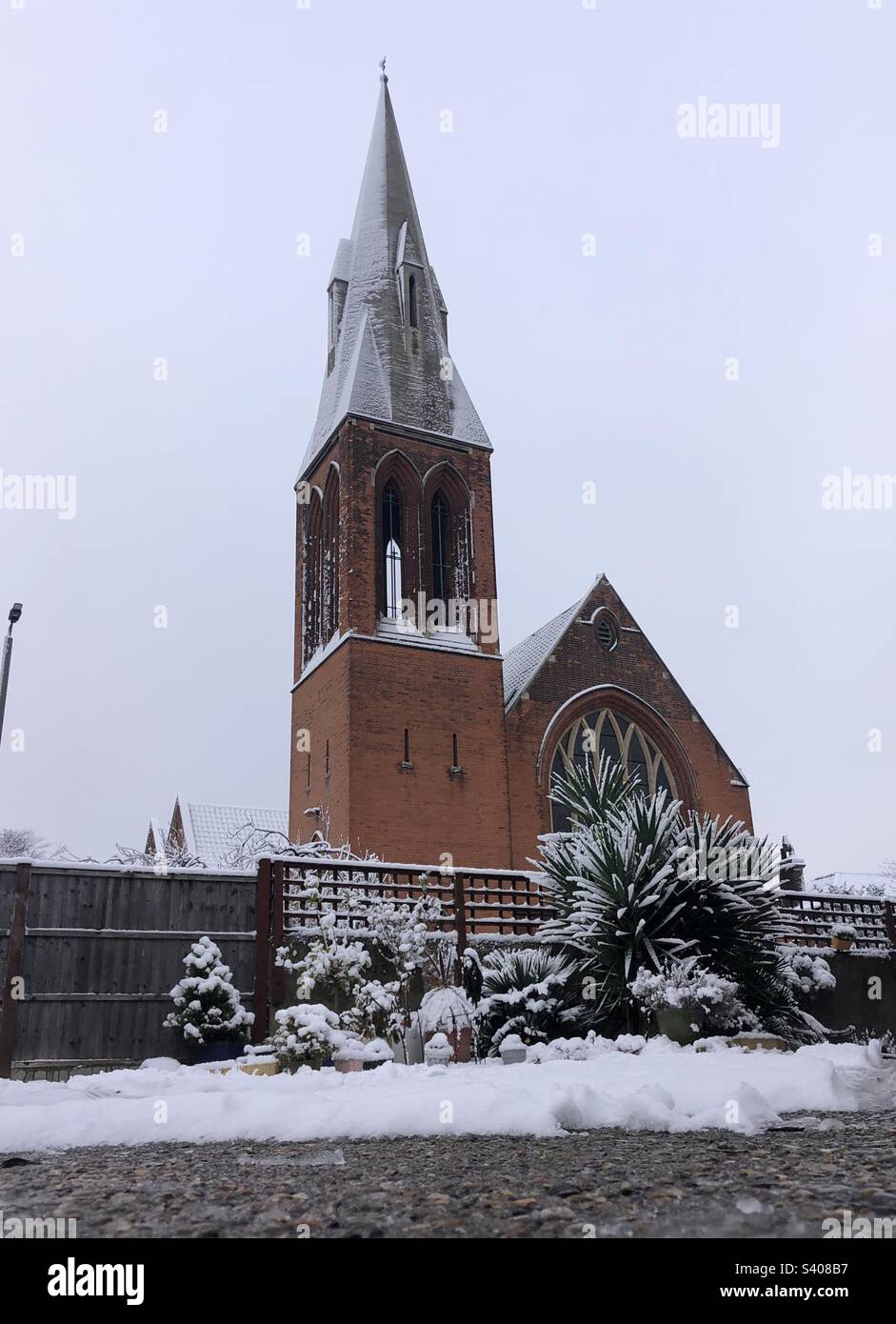 Une église dans le sud-est de Londres par une journée enneigée Banque D'Images