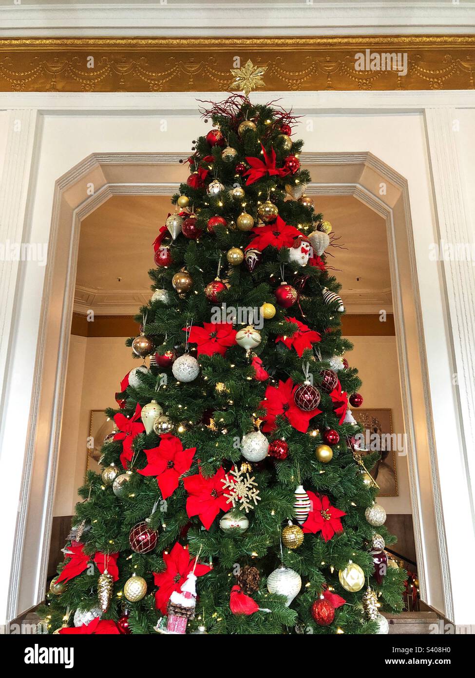 Un arbre de Noël joliment décoré. Banque D'Images