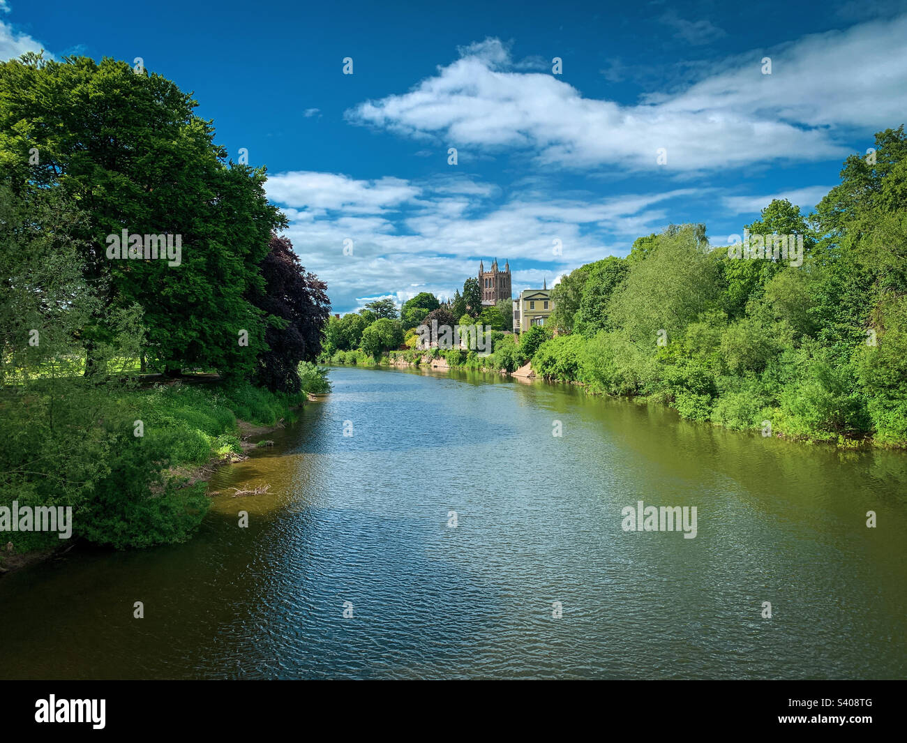 Vue de l'autre côté de la rivière Wye à la cathédrale de Hereford lors d'une belle journée de printemps à Hereford, Herefordshire, Royaume-Uni. Une photo de téléphone portable avec un post-traitement de téléphone ou de tablette. Banque D'Images Vue de l'autre côté de la rivière Wye à la cathédrale de Hereford lors d'une belle journée de printemps à Hereford, Herefordshire, Royaume-Uni. Une photo de téléphone portable avec un post-traitement de téléphone ou de tablette. Banque D'Images