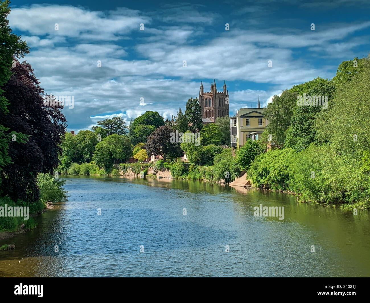 Vue de l'autre côté de la rivière Wye à la cathédrale de Hereford lors d'une belle journée de printemps à Hereford, Herefordshire, Royaume-Uni. Une photo de téléphone portable avec un post-traitement de téléphone ou de tablette. Banque D'Images Vue de l'autre côté de la rivière Wye à la cathédrale de Hereford lors d'une belle journée de printemps à Hereford, Herefordshire, Royaume-Uni. Une photo de téléphone portable avec un post-traitement de téléphone ou de tablette. Banque D'Images