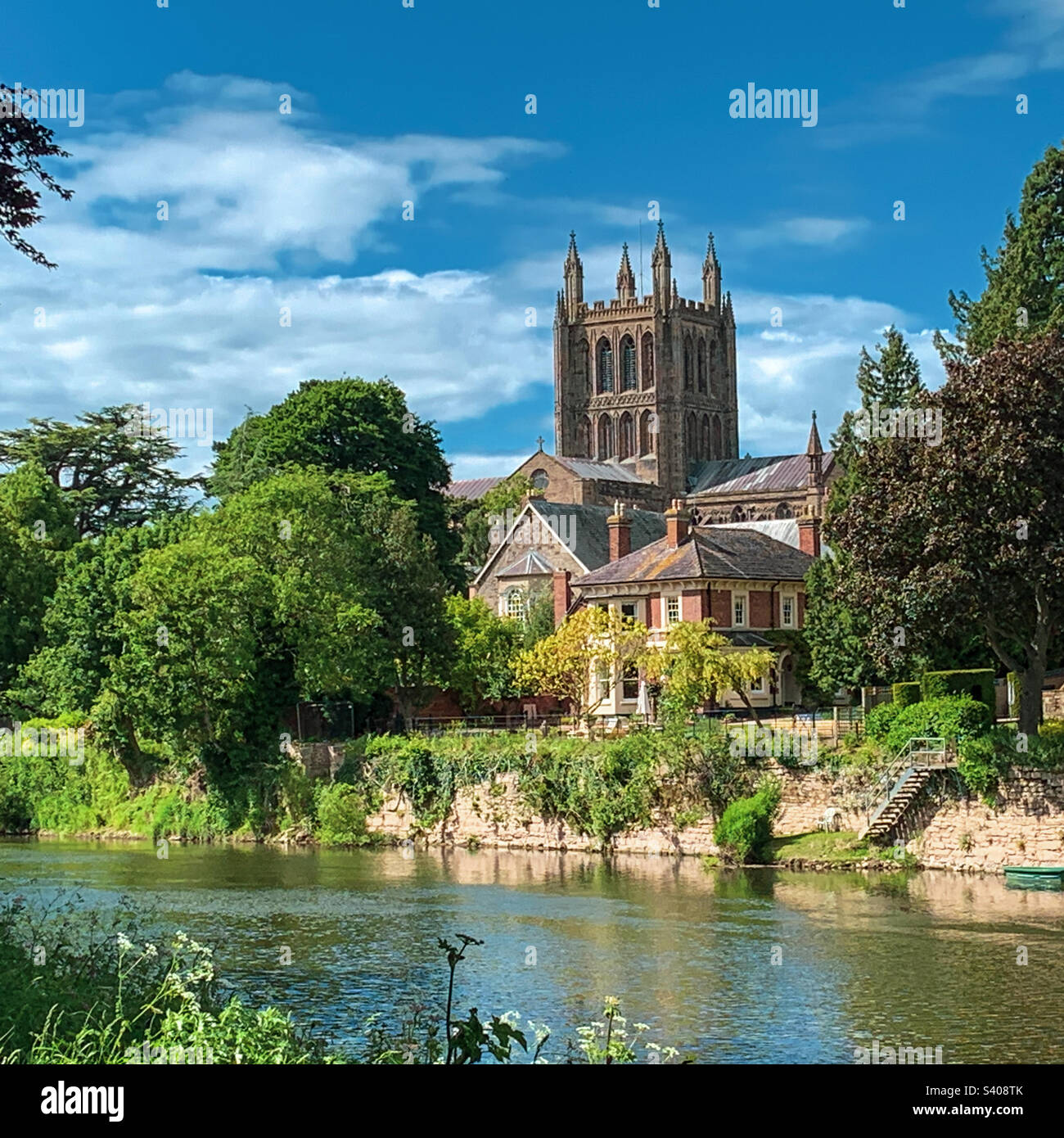 Vue de l'autre côté de la rivière Wye à la cathédrale de Hereford lors d'une belle journée de printemps à Hereford, Herefordshire, Royaume-Uni. Une photo de téléphone portable avec un post-traitement de téléphone ou de tablette. Banque D'Images Vue de l'autre côté de la rivière Wye à la cathédrale de Hereford lors d'une belle journée de printemps à Hereford, Herefordshire, Royaume-Uni. Une photo de téléphone portable avec un post-traitement de téléphone ou de tablette. Banque D'Images