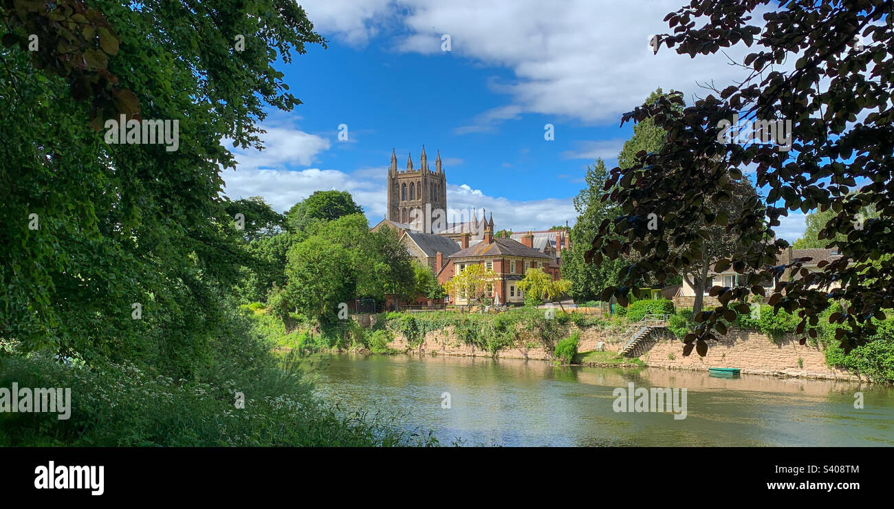 Vue de l'autre côté de la rivière Wye à la cathédrale de Hereford lors d'une belle journée de printemps à Hereford, Herefordshire, Royaume-Uni. Une photo de téléphone portable avec un post-traitement de téléphone ou de tablette. Banque D'Images Vue de l'autre côté de la rivière Wye à la cathédrale de Hereford lors d'une belle journée de printemps à Hereford, Herefordshire, Royaume-Uni. Une photo de téléphone portable avec un post-traitement de téléphone ou de tablette. Banque D'Images