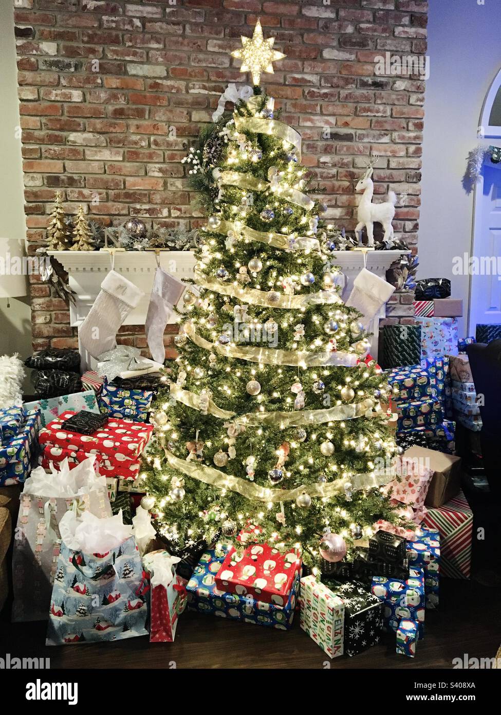 Arbre de Noël joliment décoré avec des cadeaux Banque D'Images