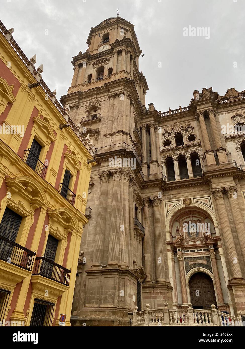 La cathédrale de Malaga et une partie du centre culturel de la Fondation Unicaja à Malaga Banque D'Images