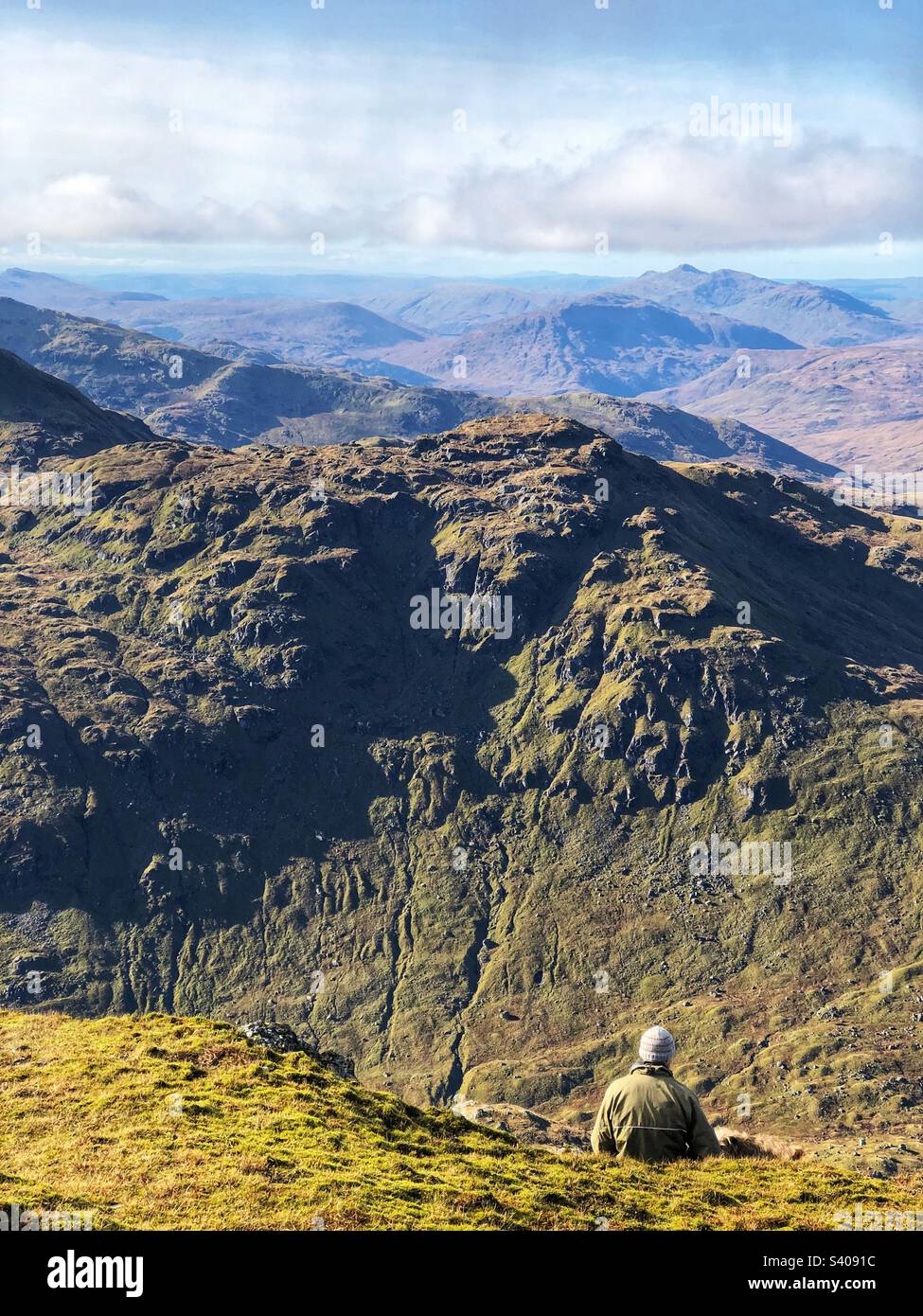 Homme ayant un siège au sommet de Munro Stob Bignein, Crianlarich Ecosse - Image de stock capturée avec un smartphone