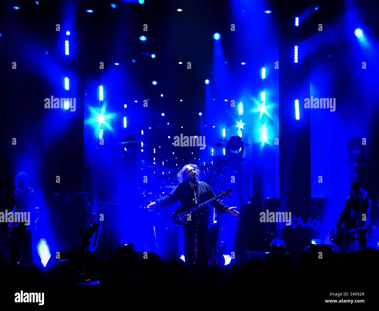 Robert Smith avec la cure à Cardiff CIA, décembre 2022, chansons d'une tournée européenne du monde perdu. - Image de stock capturée avec un smartphone