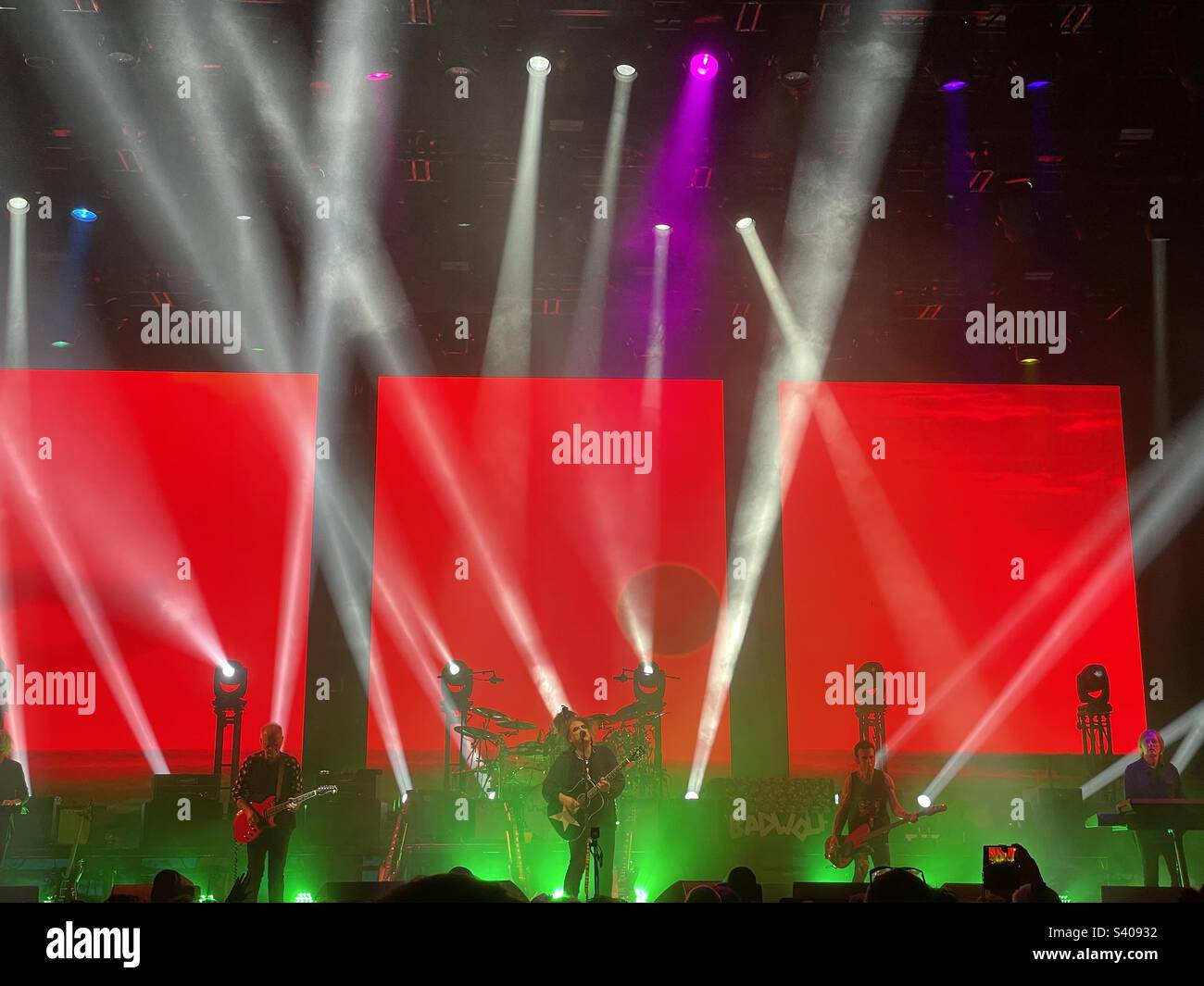 The Cure sur scène à Cardiff CIA, décembre 2022, chansons d'une tournée du monde perdu. - Image de stock capturée avec un smartphone