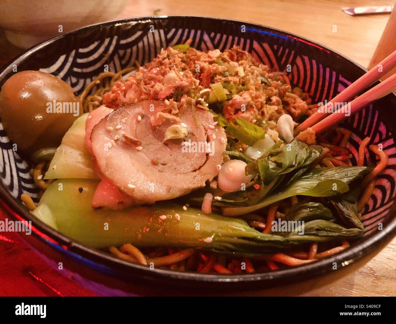 Manger de la nourriture asiatique, bami goreng Banque D'Images
