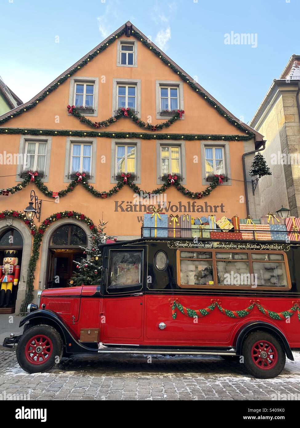 Vieux camion-cadeau de Noël devant le musée de Noël Käthe Wohlfahrt, Rothenburg ob der Tauber, Bavière, Allemagne. Banque D'Images
