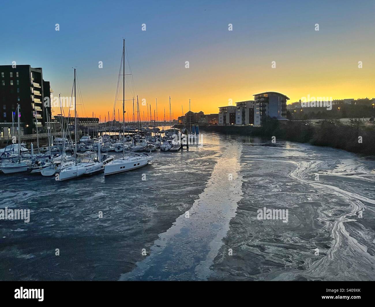 Rivière gelée Ely à l'aube, serpentant dans la marina de Penarth, décembre 2022. - Image de stock capturée avec un smartphone