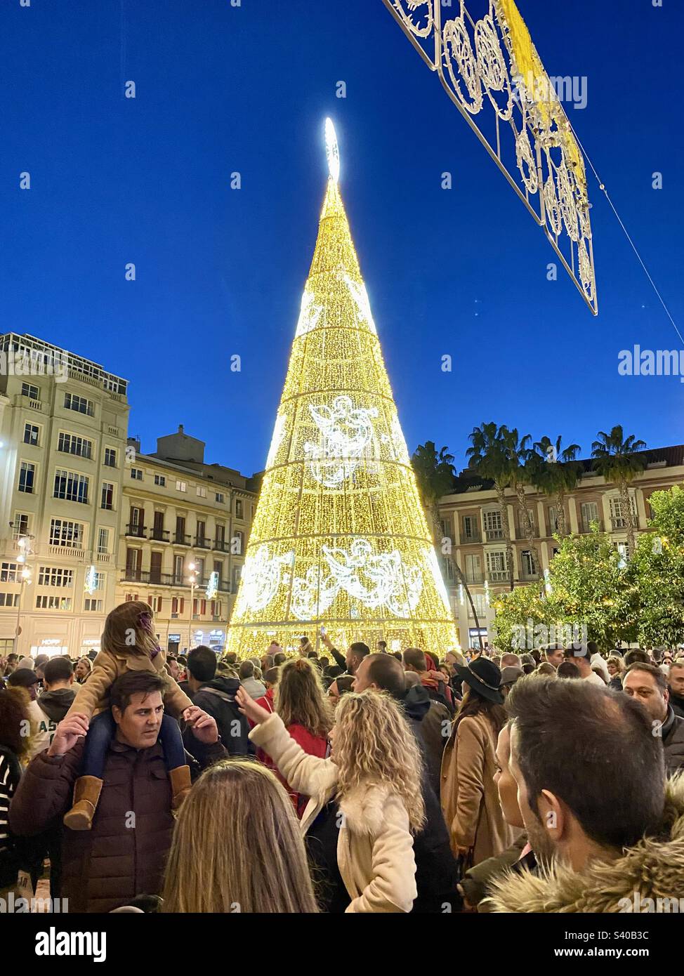 La foule regarde l'éclairage des arbres de Noël à Malaga Banque D'Images