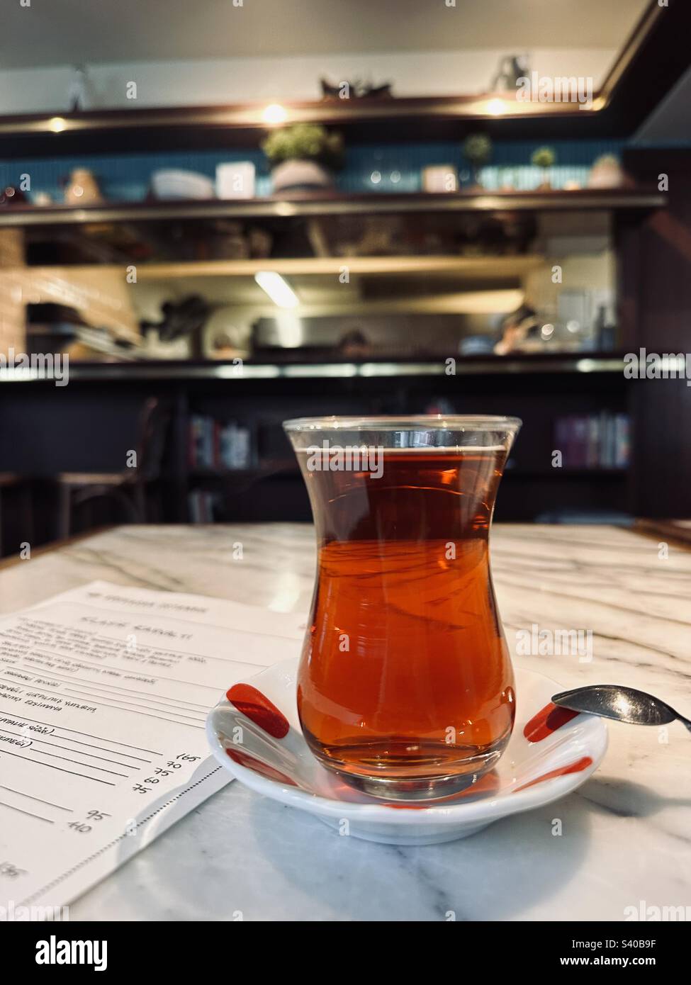 Un verre chaud de thé turc par une froide journée d'hiver Banque D'Images