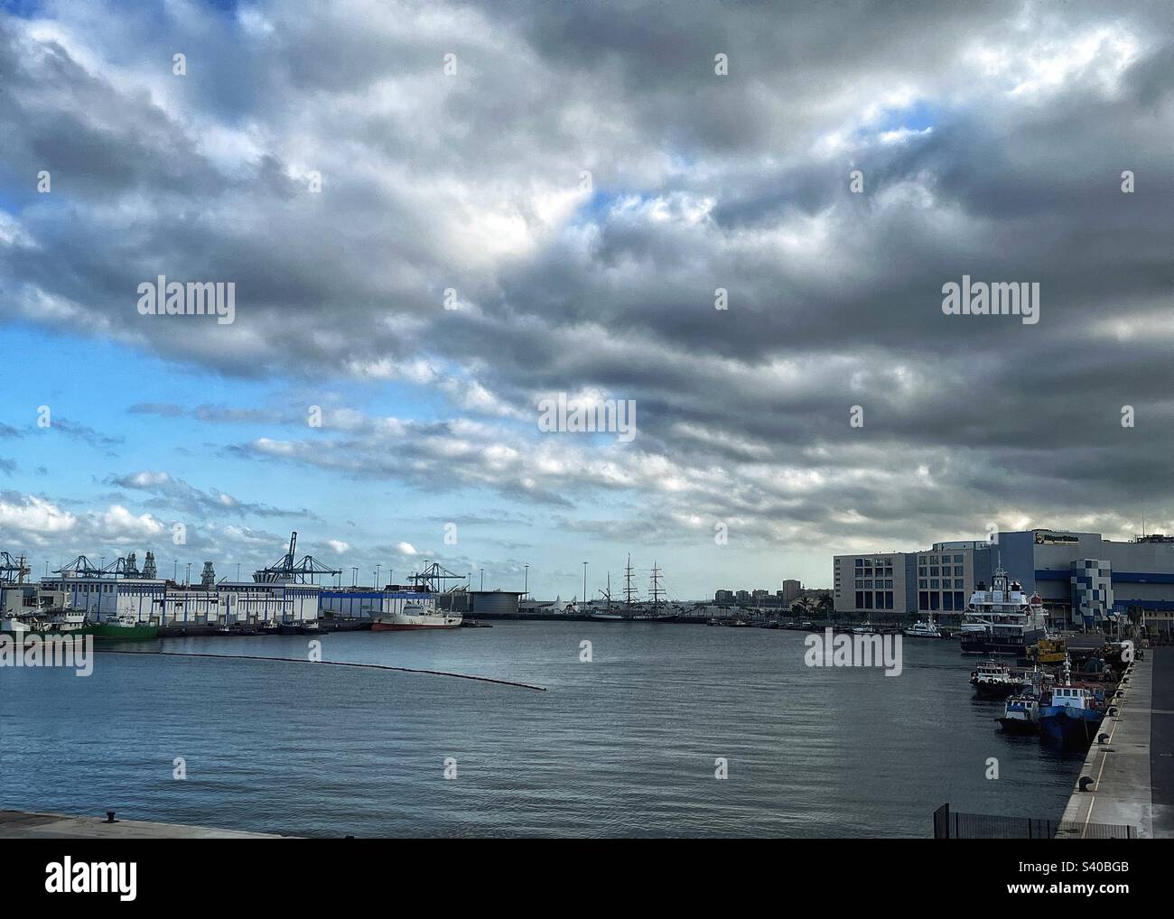Quai dans le port de Las Palmas montre le navire de formation suédois à la distance “Gunilla” - Image de stock capturée avec un smartphone