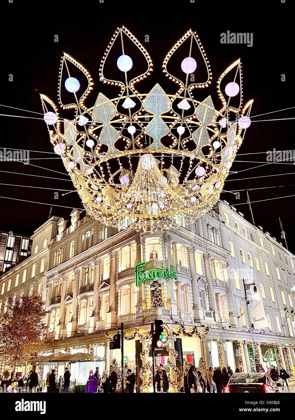 Illuminations de Noël à Londres, en Angleterre, à l'extérieur du magasin de luxe Femwick sur New Bond Street, décembre 2022 Banque D'Images