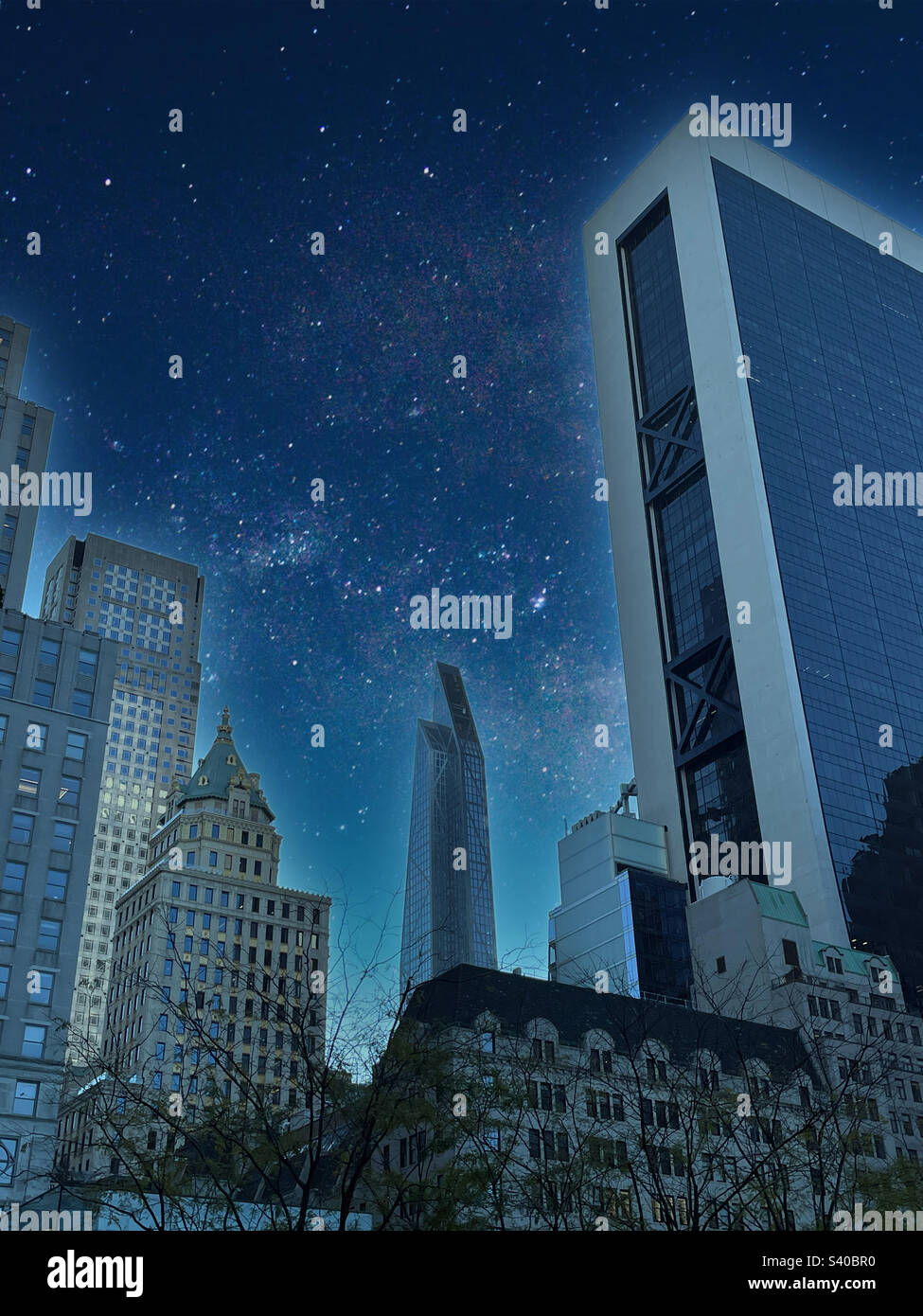 Une photo en soirée des immeubles de bureaux de Midtown Manhattan, 2022, New York City, États-Unis - Image de stock capturée avec un smartphone