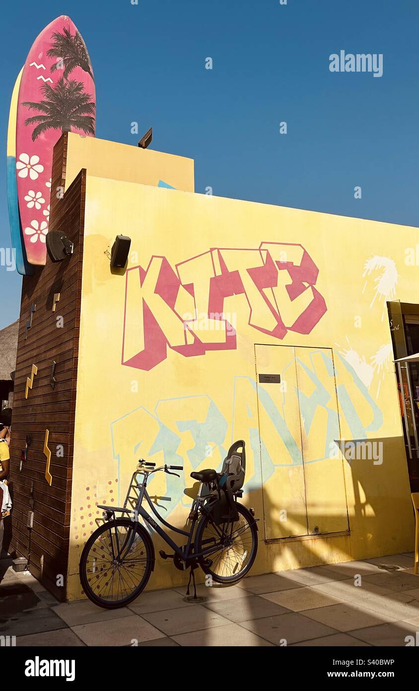 Murale jaune sur le mur à Kite Beach, Dubaï, Émirats arabes Unis - Image de stock capturée avec un smartphone