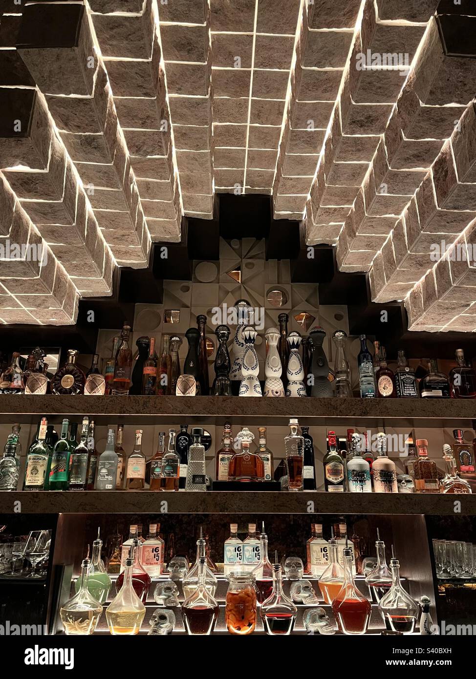 Vue sur le bar - bouteille colorée de boissons et d'alcool Banque D'Images