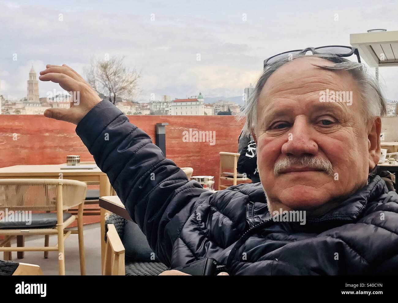 Ivan Bubalo, promoteur de concert croate, montre à la tour de l'église St. Doimus à Split, Croatie - Image de stock capturée avec un smartphone