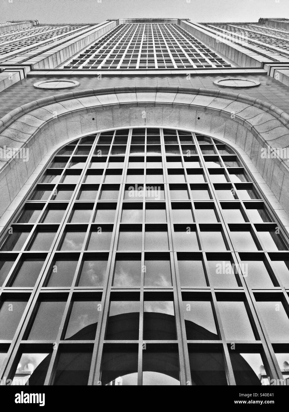 Bâtiment dans la région de Back Bay de Boston, Massachusetts, États-Unis. Photo noir et blanc montrant des arcs et des fenêtres. Banque D'Images