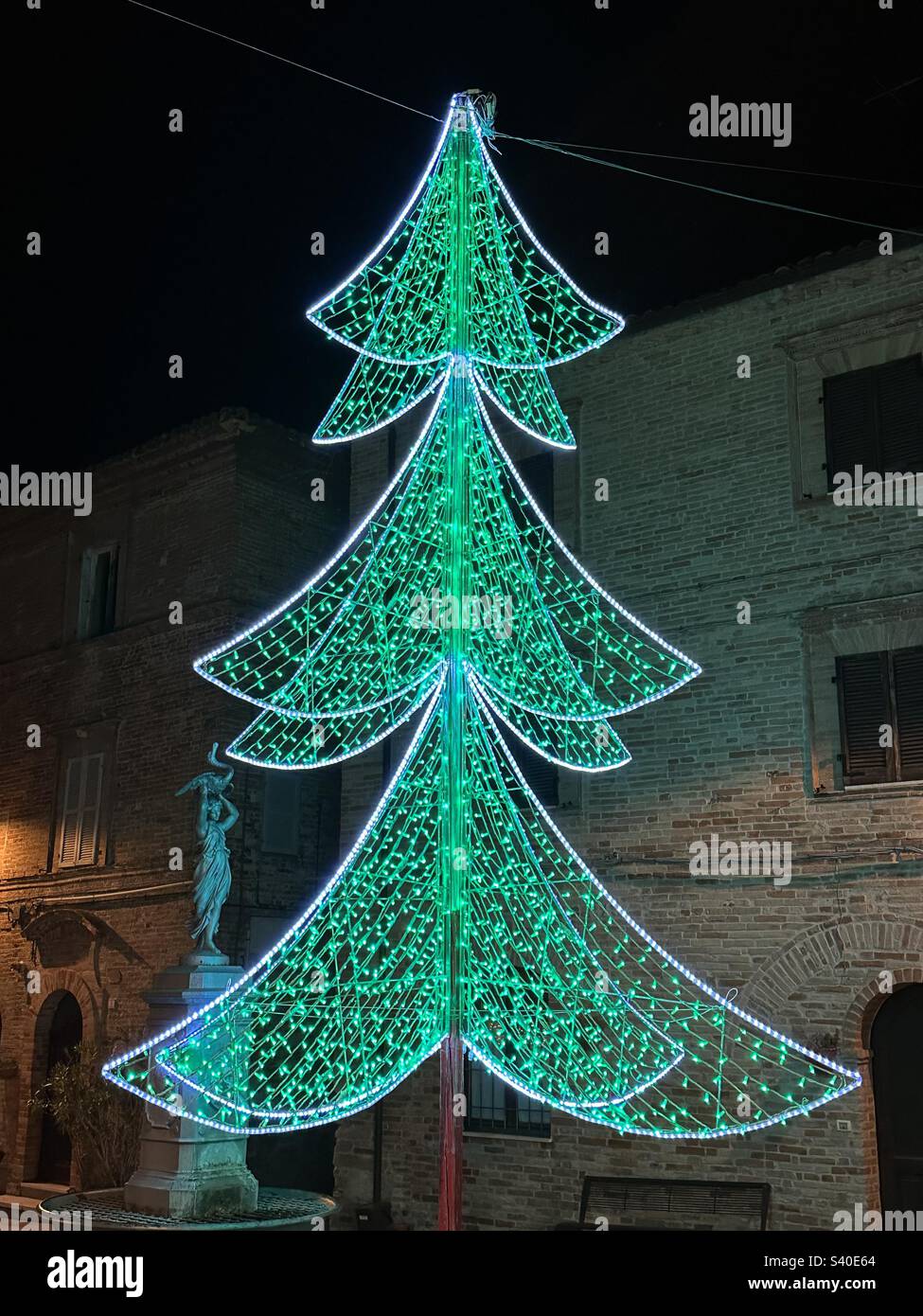Sapin de Noël composé de lumières vertes et blanches Banque D'Images