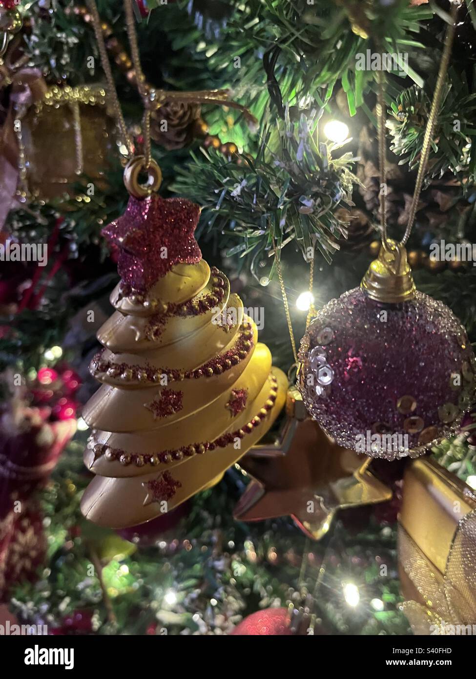 Gros plan sur les décorations traditionnelles des arbres de Noël Banque D'Images