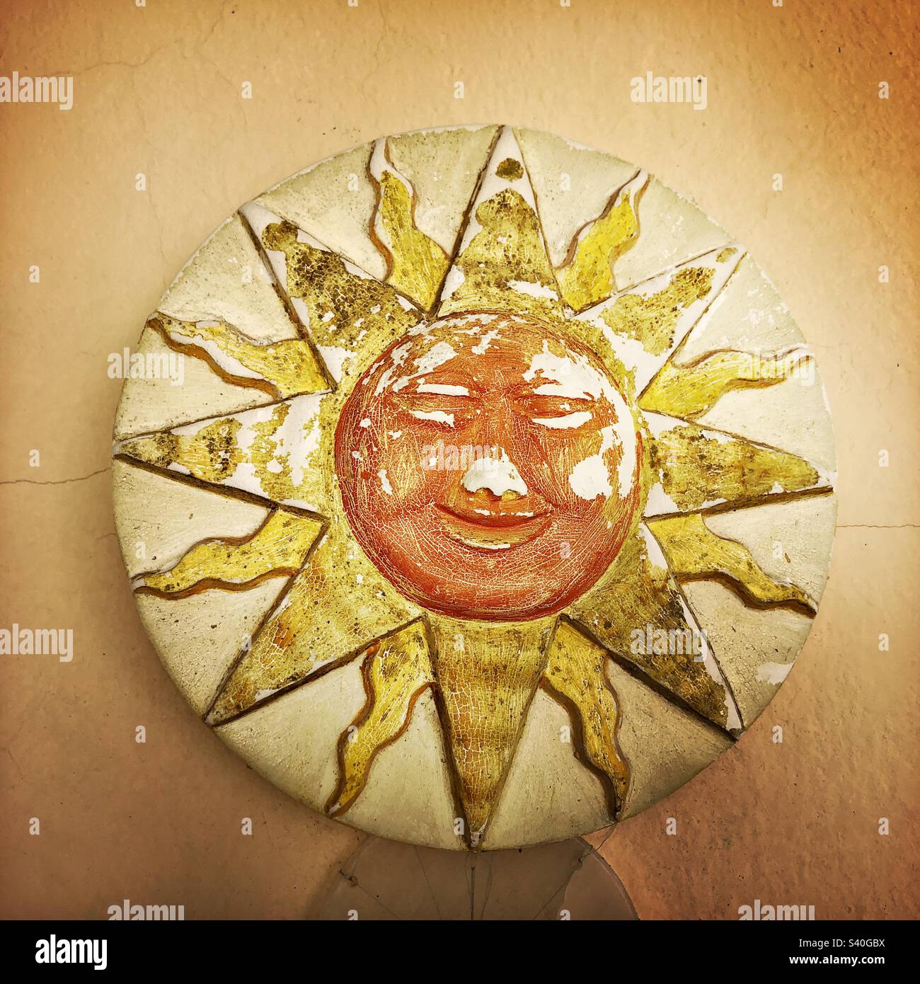 Pièce de décoration en forme de soleil sur le mur - Image de stock capturée avec un smartphone