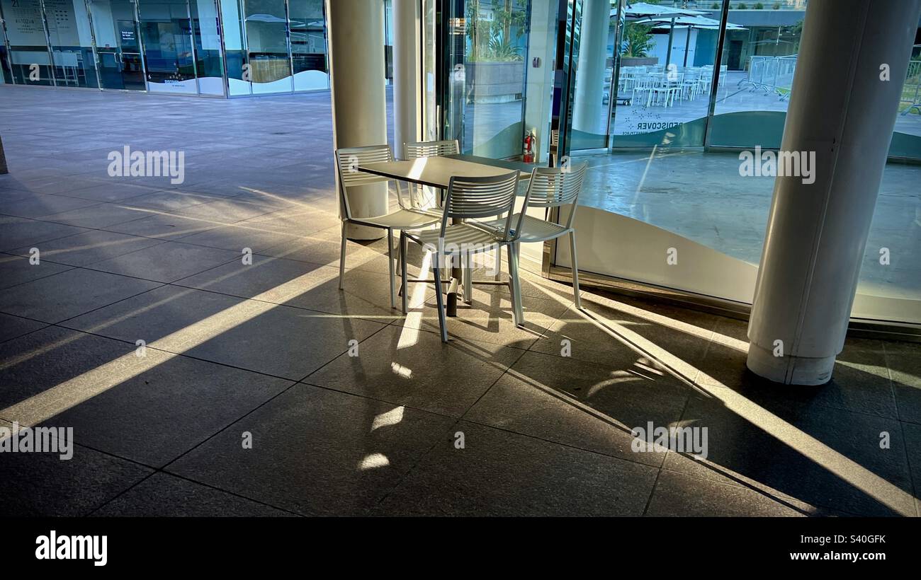 LOS ANGELES, CA, JUL 2022 : lumière du soleil réfléchie par les fenêtres environnantes illuminant une table et des chaises dans le centre-ville de California Plaza Banque D'Images LOS ANGELES, CA, JUL 2022 : lumière du soleil réfléchie par les fenêtres environnantes illuminant une table et des chaises dans le centre-ville de California Plaza Banque D'Images