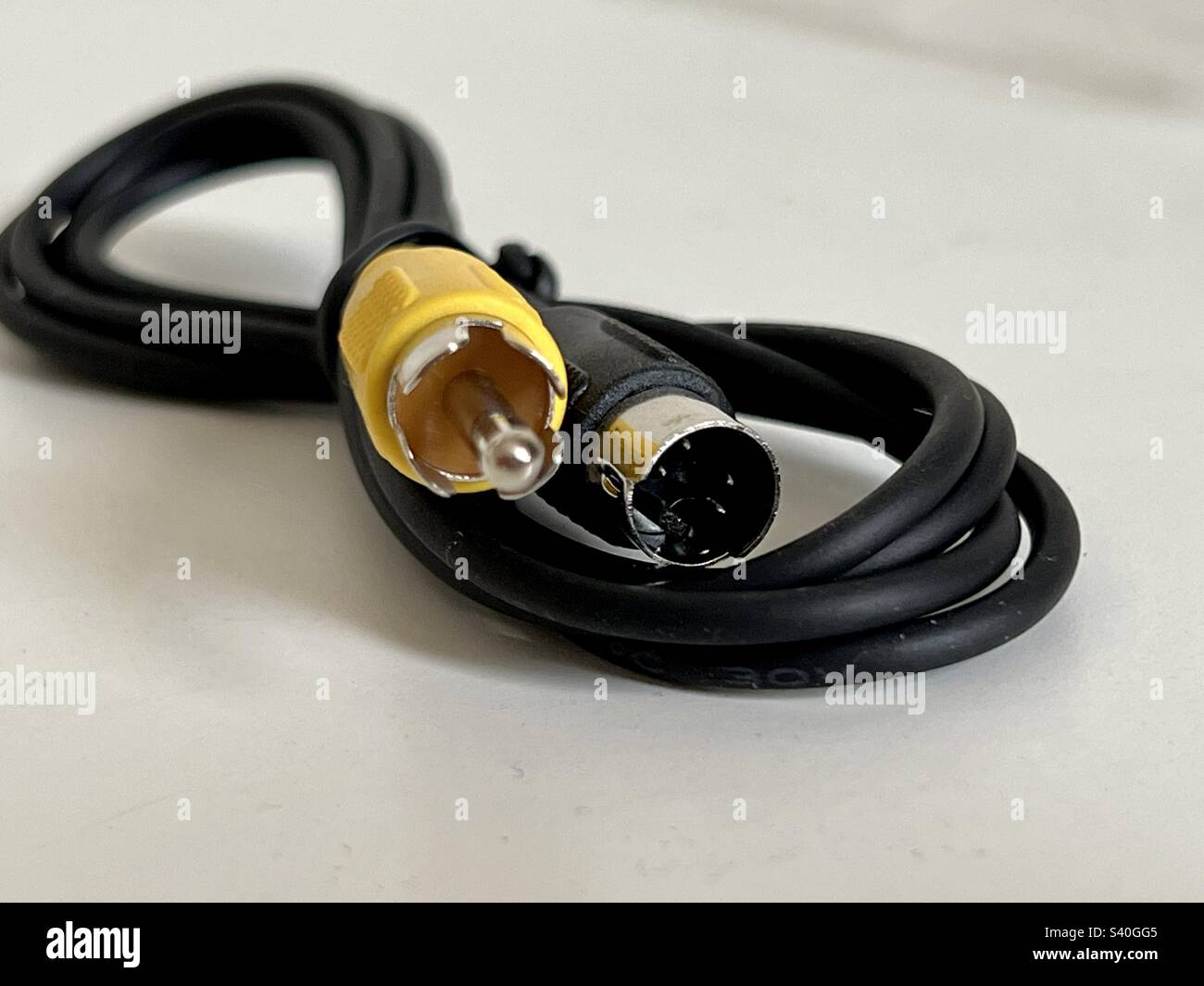 Connecteurs de vue macro sur un adaptateur de câble vidéo. L'une des extrémités est S-vidéo, l'autre est RCA, pour le signal vidéo composite Banque D'Images Connecteurs de vue macro sur un adaptateur de câble vidéo. L'une des extrémités est S-vidéo, l'autre est RCA, pour le signal vidéo composite Banque D'Images