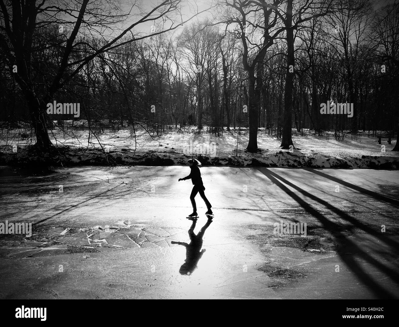 Femme patin à glace sur un beau lac gelé en plein air Banque D'Images