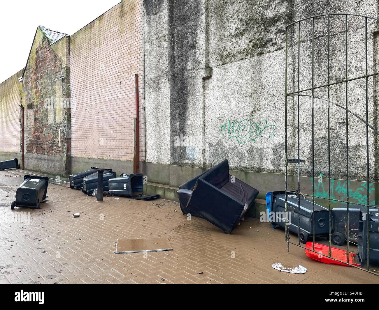Dumfries, Écosse le 31 décembre 2022, suite à de graves inondations de la rivière Nith avec des poubelles à roulettes renversées par l'eau. Banque D'Images