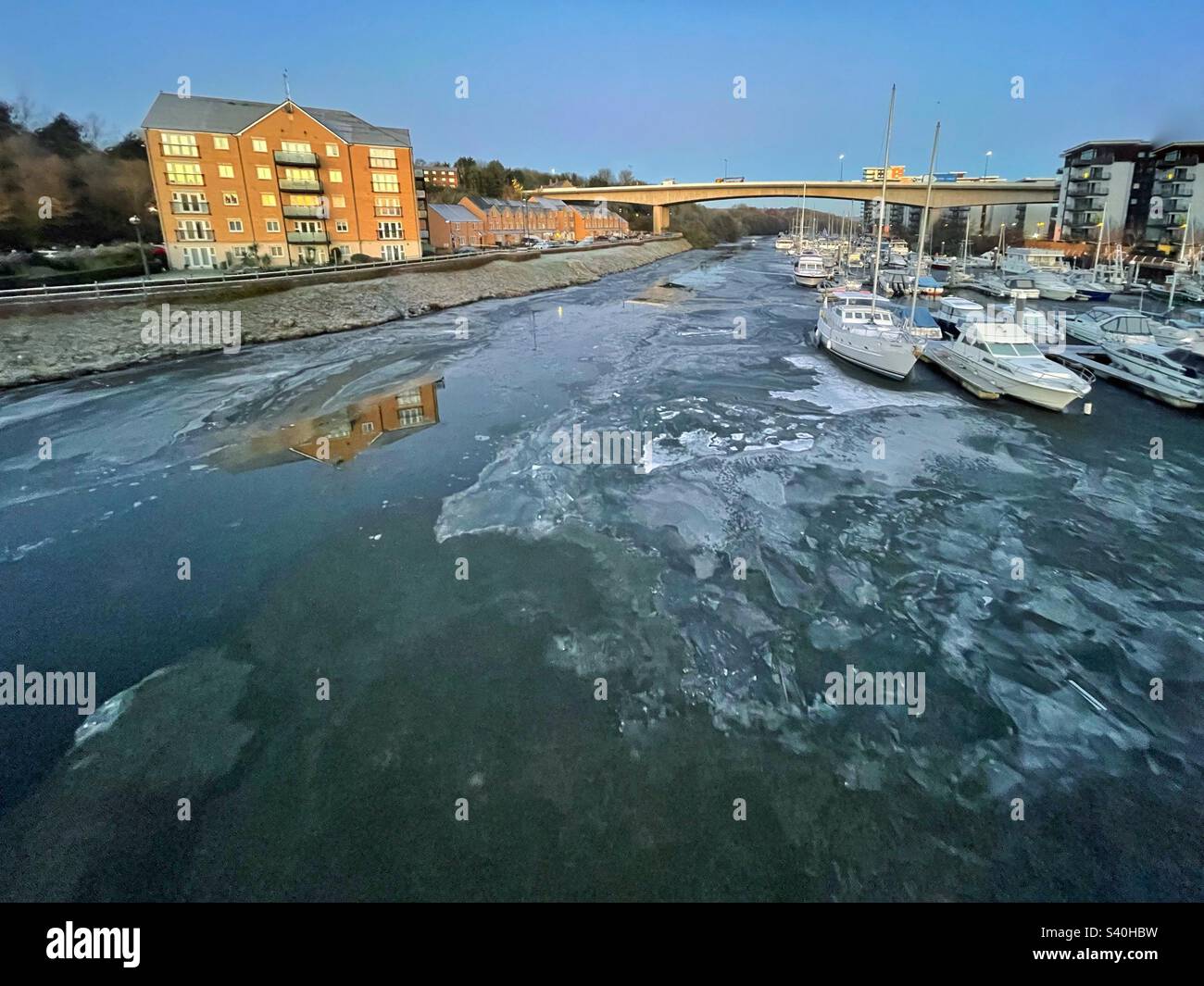 Frozen River Ely, Penarth, décembre 2022. - Image de stock capturée avec un smartphone
