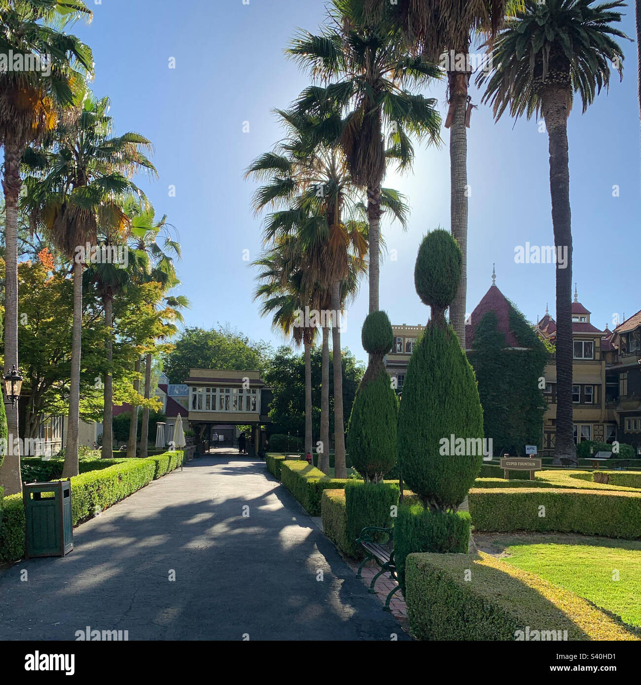 Juin 2022, Grounds, Winchester Mystery House, San Jose, Californie, États-Unis - Image de stock capturée avec un smartphone